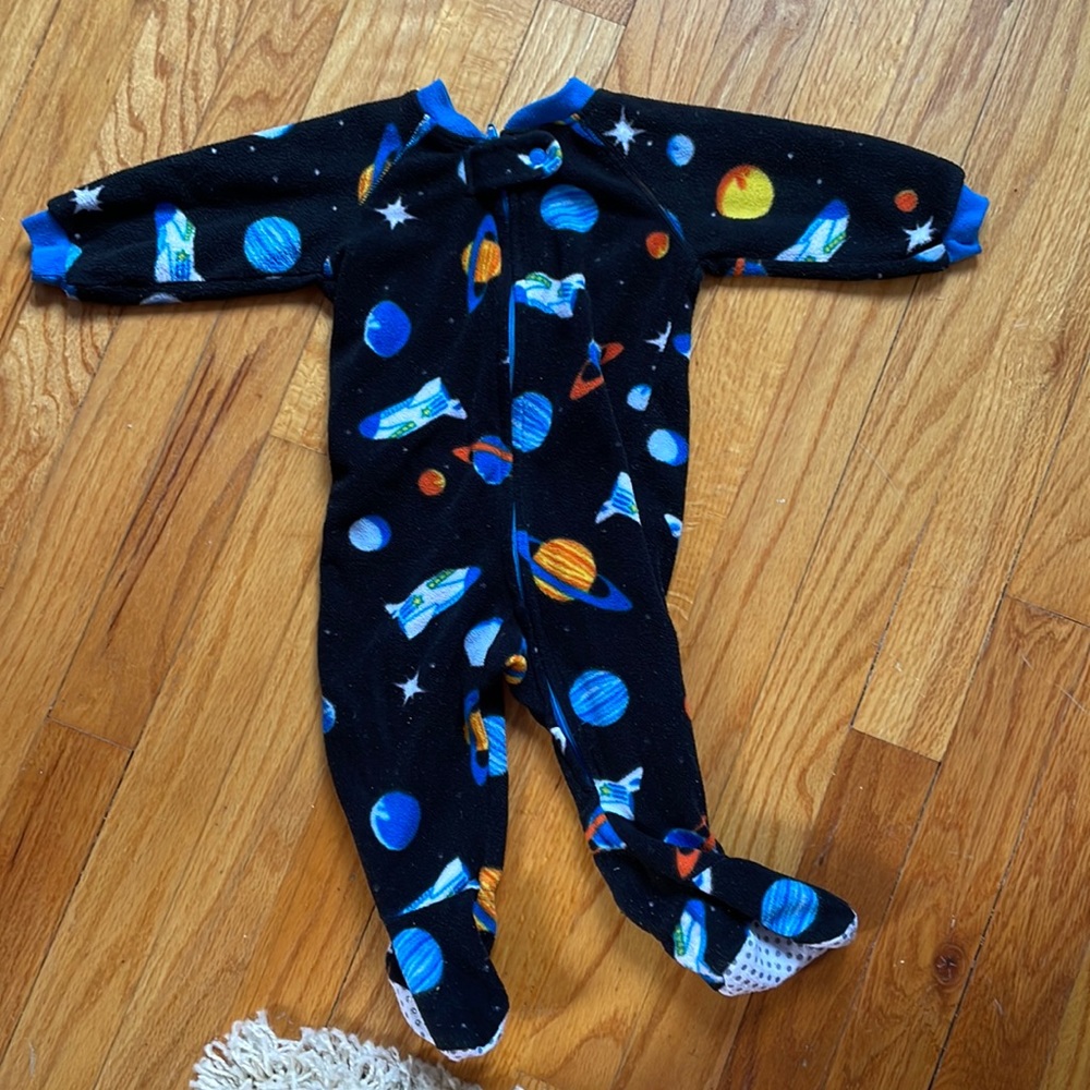 Children’s Place 6-9 month zip up onesie